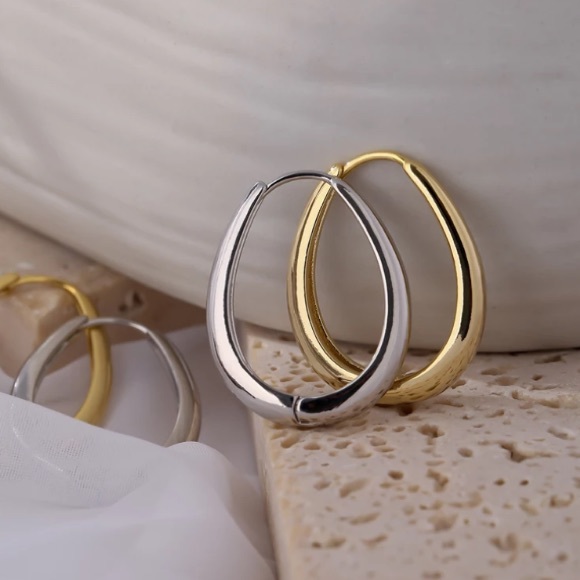 ⭐️18K gold hoop oval earrings - Picture 8 of 10